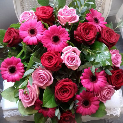 Ziedu pušķis no rozēm un gerberām Ziedu pušķis no rozēm un gerberām