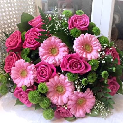 Rozes un gerberas ziedu pušķī Rozes un gerberas ziedu pušķī