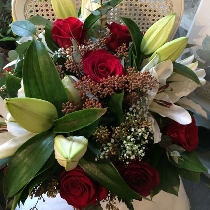 Rozes un lilijas ziedu pušķī