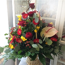 Ziedu kompozīcija grozā